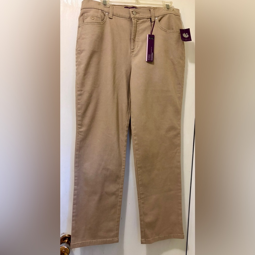 NWT New Gloria Vanderbilt Amanda Khaki Jeans Chinos Taper Leg 10 Short Petite
